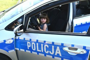 dziecko siedzące w policyjnym radiowozie