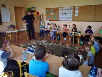 Dzielnicowy asp.szt. Dobrowolski podczas spotkania z dziećmi szkoły podstawowej w Mikołowie ulica Zamkowa