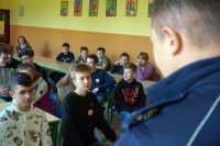 dzielnicowy mł.asp. Łukasz Basa w trakcie spotkania profilaktycznego w szkole podstawowej w Mikołowie
