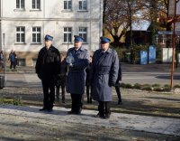 Na zdjęciu: policjanci z Mikołowa oraz jedna z osób reprezentujących Państwową Straż Pożarną z Mikołowa - w trakcie składania wieńca przy pomniku w Mikołowie