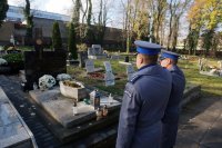 Na zdjęciu: policjanci z Mikołowa na cmentarzu ewangelickim w Mikołowie