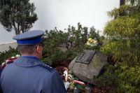Na zdjęciu: policjant z Mikołowa przy pomniku poległych policjantów w Mikołowie - Borowej Wsi