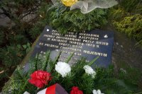 Na zdjęciu: grób poległych policjantów oraz złożone kwiaty
