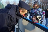 na zdjeciu: policjant rozmawia z dzieckiem