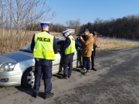 na zdjęciu: policjanci podczas kontroli jednego z kierujących, razem z nimi ekipa TVP3 Katowice