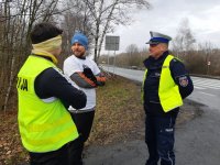 na zdjęciu: policjanci z Mikołowa oczekują na przejęcie sztafety ze Światłem Pokoju