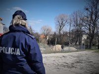na zdjęciu: policjantka z Mikołowa patroluje teren miejskiego targowiska