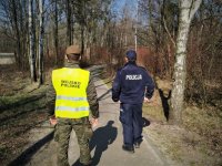 na zdjęciu: dzielnicowy wraz z żołniezem WOT patroluje teren miejski w Łaziskach Górnych, 02.04.2020 r.