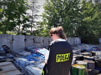 na zdjęciu: policjantka w trakcie oględzin terenu posesji w Mikołowie