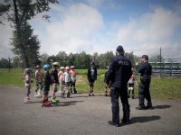 na zdjęciu: obiekt Miejskiego Ośrodka Sportu i Rekreacji w Łaziskach Górnych, policjanci uczestniczą w spotkaniu z młodymi rolkarzami