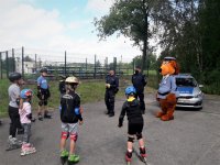 na zdjęciu: obiekt Miejskiego Ośrodka Sportu i Rekreacji w Łaziskach Górnych, policjanci uczestniczą w spotkaniu z młodymi rolkarzami, w tle widoczny również sierżant Hektor - policyjna maskotka
