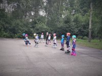 na zdjęciu: dzieci na terenie MOSir Łaziska Górne ćwiczą jazdę na rolkach