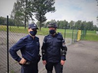 na zdjęciu: dwaj policjanci na obiekcie MOSiR Łaziska Górne, 09 lipca 2020 r.