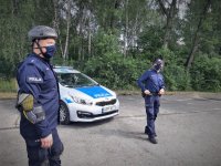 na zdjęciu: policjanci w trakcie zajęć na MOSiR Łaziska Górne, w tle radiowóz