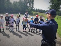 na zdjęciu: obiekt Miejskiego Ośrodka Sportu i Rekreacji w Łaziskach Górnych, policjanci uczestniczą w spotkaniu z młodymi rolkarzami