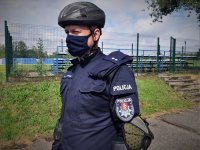 na zdjęciu: policjant w kasku ochronnym, MOSiR Łaziska Górne