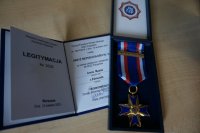 na zdjęciu: Krzyż Zasługi oraz legitymacja wręczana policjantom przy okazji Święta Policji