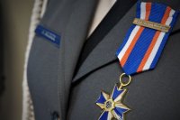 na zdjęciu: Krzyż Zasługi na mundurze policjantki