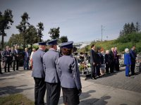 na zdjęciu widać policjantów w umundurowaniu galowym podczas uroczystosci na cmentarzu w Ornontowicach