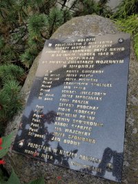 na zdjęciu widać obelisk, a na nim płyta z nazwiskami policjantów poległych w czasie II wojny światowej, Mikołów-Bujaków