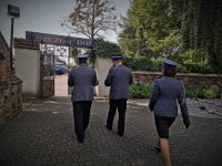 na zdjęciu: policjanci w mundurach galowych opuszczają teren kościoła w Mikołowie-Bujakowie