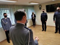 na zdjęciu komendant przemawia do policjantów podczas uroczystości ślubowania, wszystko odbywa się w sali budynku mikołowskiej komendy