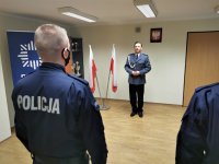na zdjęciu komendant przemawia do policjantów podczas uroczystości ślubowania, wszystko odbywa się w sali budynku mikołowskiej komendy