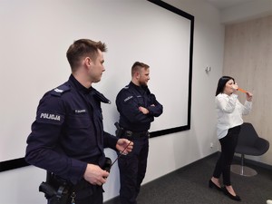 dwóch policjantów, obok nich kobieta - tłumaczka języka ukraińskiego