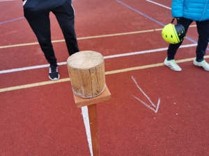 jedna z konkurencji turnieju, drewniana belka