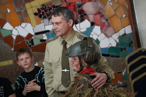 żołnierz pozuje do zdjęcia z małymi chłopcami