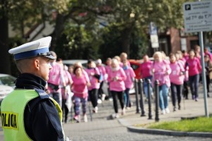 policjant drogówki w trakcie zabezpieczenia biegu Różowej Wstążki w centrum Mikołowa