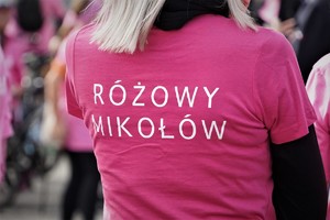 Kobieta w różowej koszulce z napisem Różowy Mikołów