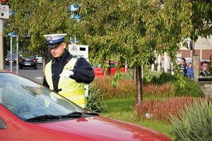 policjant drogówki rozmawia z kierowcą