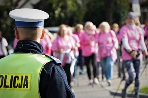 policjant drogówki zabezpiecza bieg Różowej Wstążki
