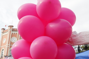 pęk różowych balonów