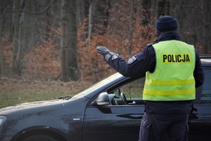 policjant drogówki podczas kontroli na ulicy Jana Pawła II