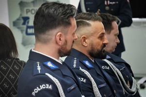 trzej policjanci w mundurach galowych