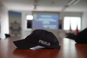 zdjęcie przedstawia czapkę policyjną