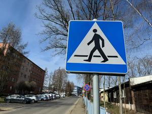 na zdjęciu widać znak drogowy oznaczający przejście dla pieszych