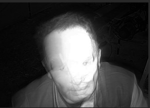 zdjęcie czarno-białe, mężczyzna w starszym wieku, zdjęcie zrobione w nocy, widać jedynie twarz